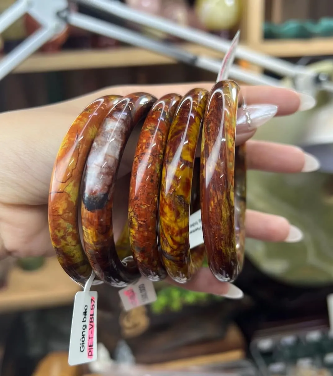 Vòng tay đá giông bão Pietersite Sắc nâu vàng trong đá mang lại sự ổn định và vững vàng cho người mệnh Thổ