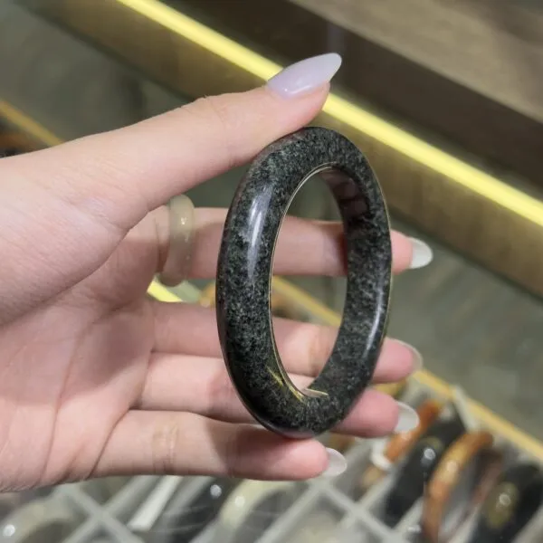 Vòng cẩm thạch đen bông trắng
