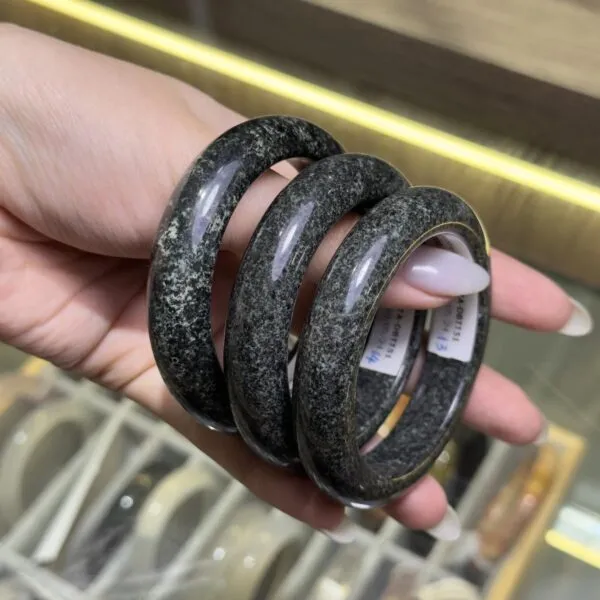 Vòng cẩm thạch đen bông trắng