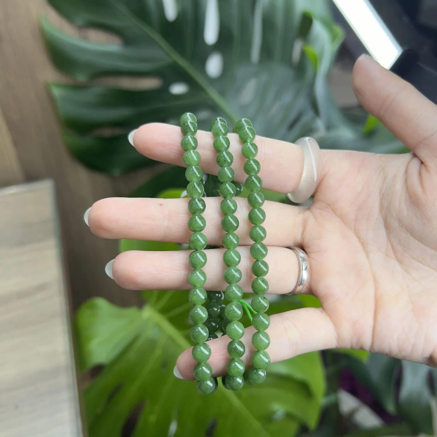 Chuỗi dây ngọc bích 6mm màu xanh tươi Chuỗi dây ngọc bích 6mm màu xanh tươi