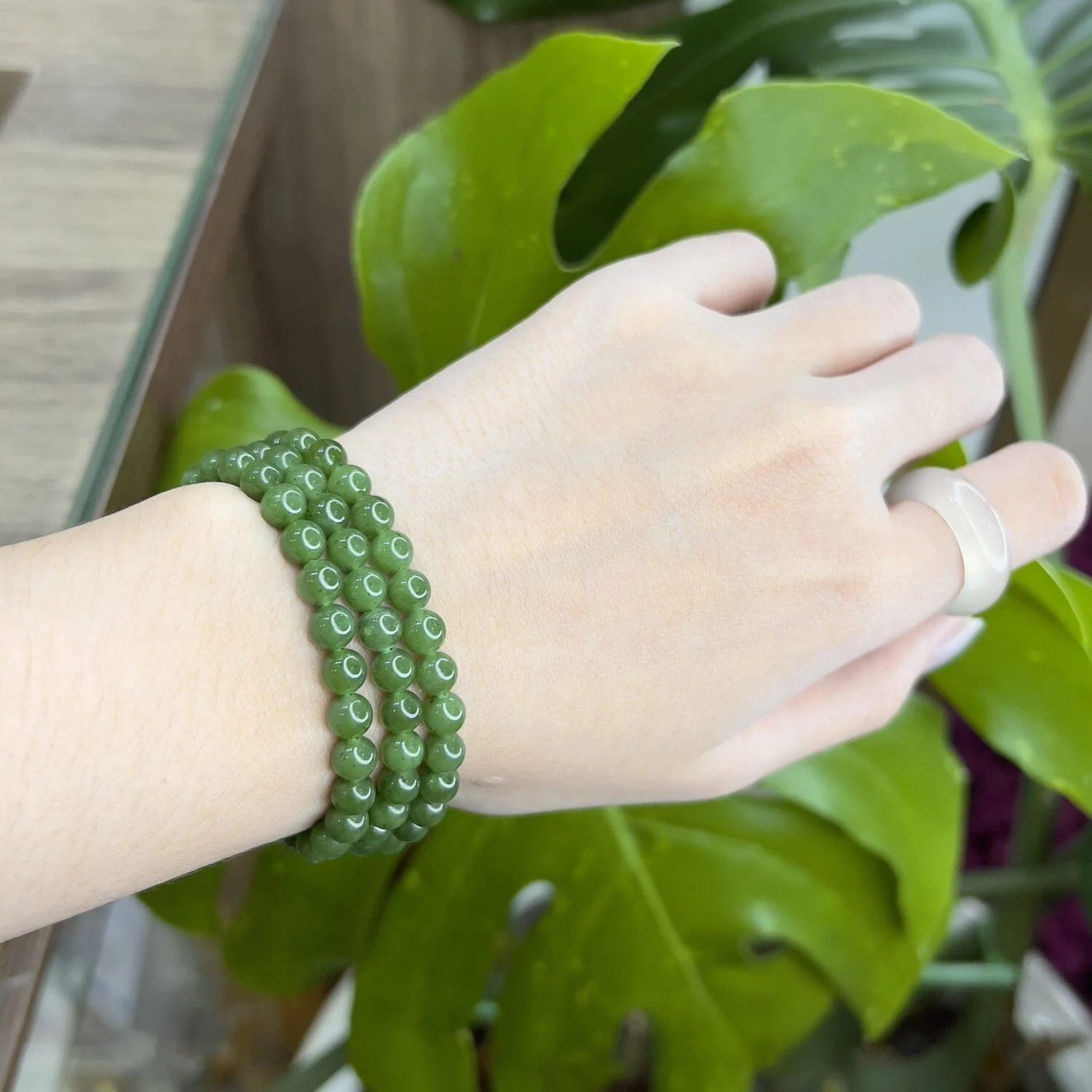 Chuỗi dây ngọc bích 6mm màu xanh tươi Chuỗi dây ngọc bích 6mm màu xanh tươi