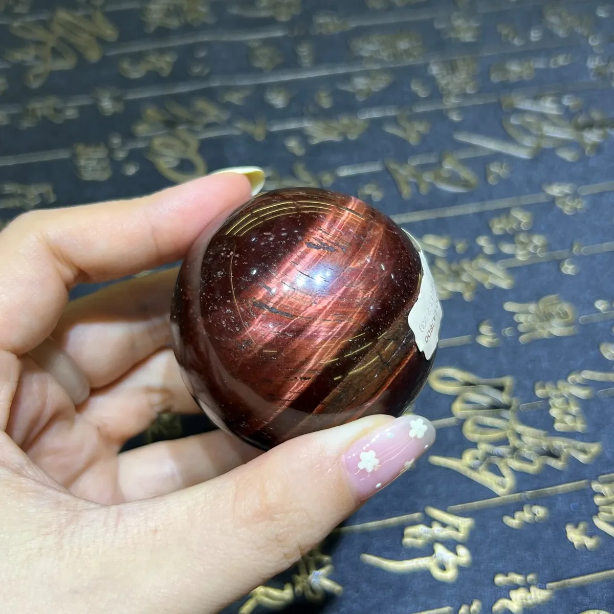 Quả cầu Mắt hổ đỏ Đá Mắt hổ đỏ phù hợp với người mệnh Hỏa và mệnh Thổ theo ngũ hành