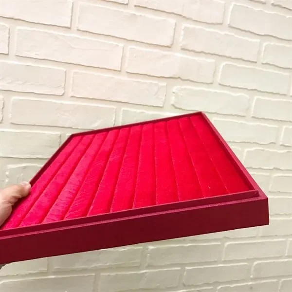 Khay nhẫn nhung nhỏ đỏ