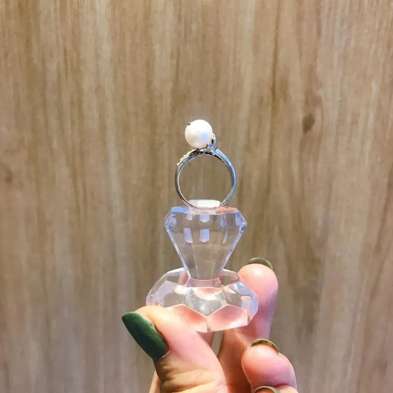 Đế Mica trưng nhẫn lấp lánh sắc sảo Đế Mica trưng nhẫn lấp lánh sắc sảo