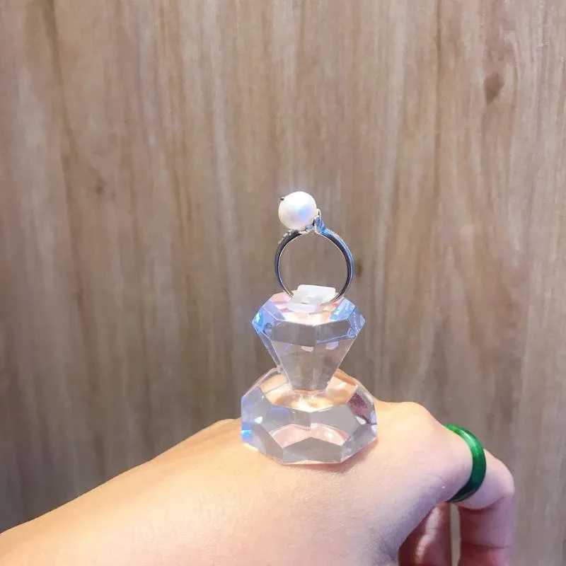 Đế Mica trưng nhẫn lấp lánh sắc sảo Đế Mica trưng nhẫn lấp lánh sắc sảo