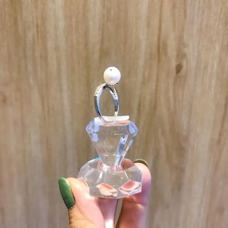 Đế Mica trưng nhẫn lấp lánh sắc sảo Đế Mica trưng nhẫn lấp lánh sắc sảo