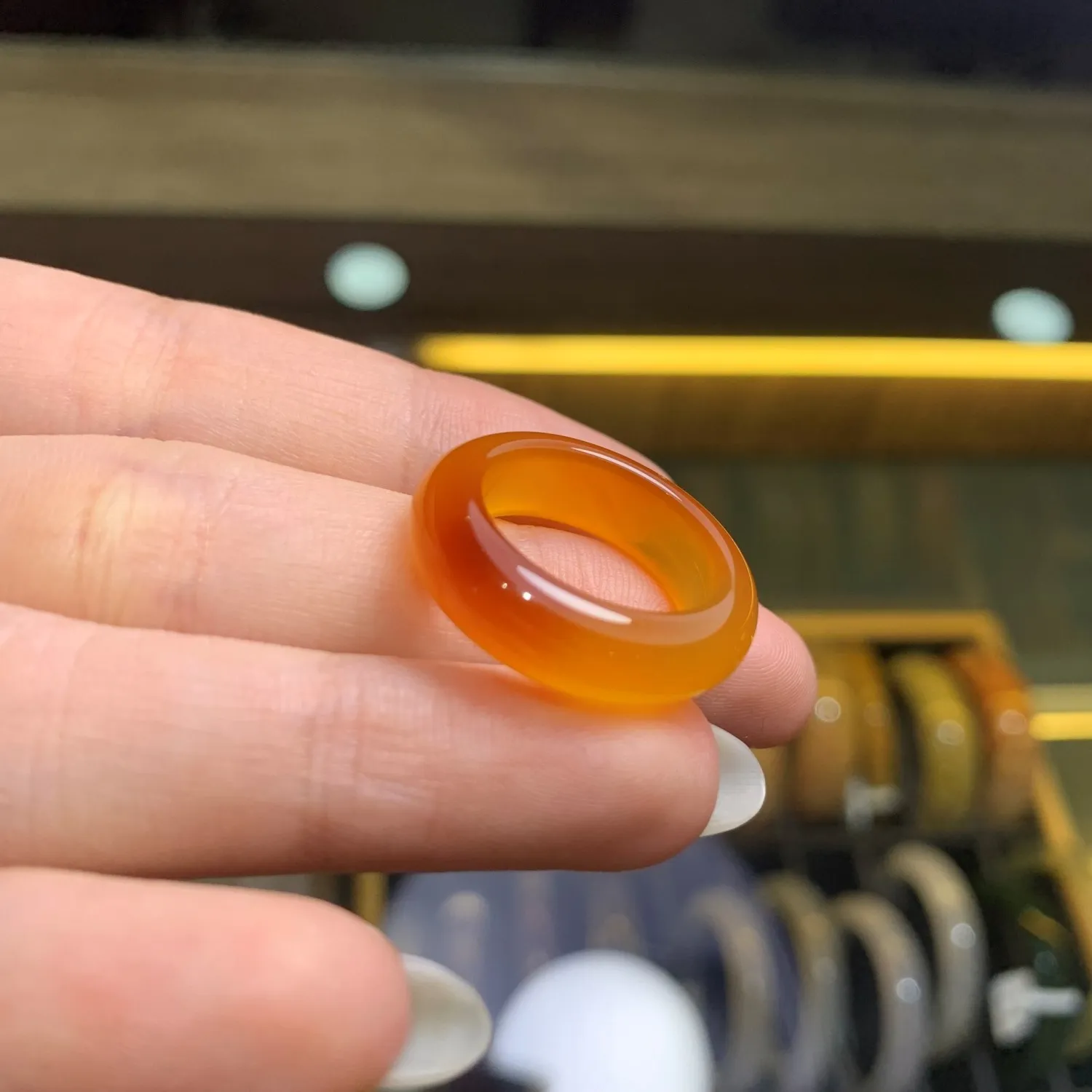 Nhẫn mã não vàng Nhẫn mã não vàng mang lại sự tích cực